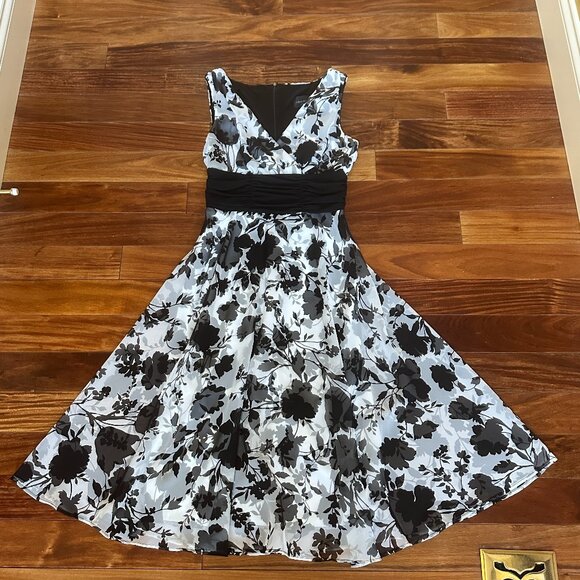 CONNECTED APPAREL FLOWY BLACK/WHITE FLORAL DRESS:PREOWNED  EXCELLENT CONDITION - Picture 1 of 16